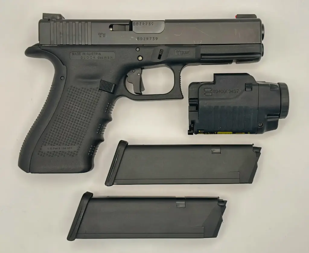 PISTOLET GLOCK 17 GEN 4 + LAMPE TACTIQUE GTL22 - CAL.9x19mm